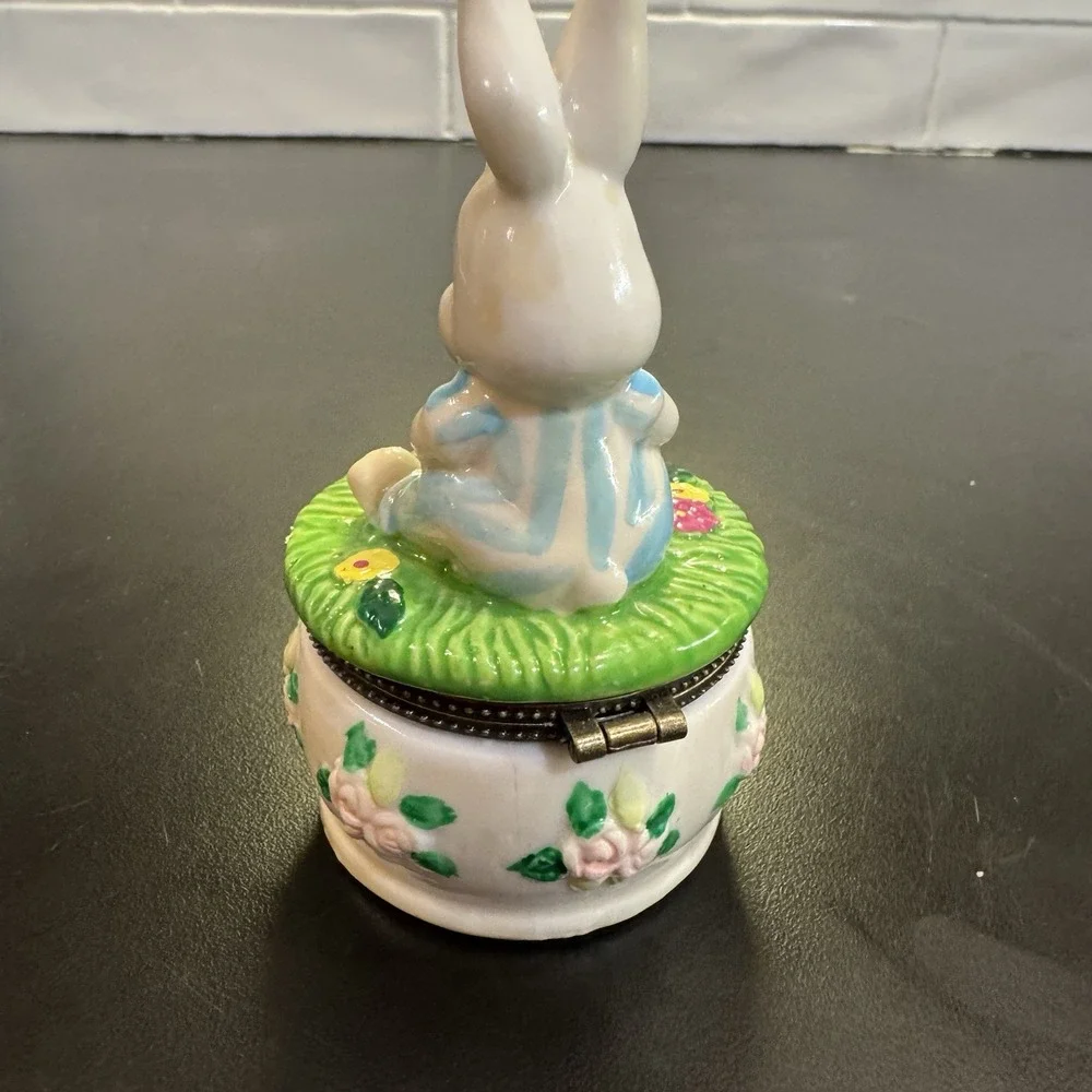 Trinket‎ Box Bunny Rabbit Porcelain Easter Tight Bow Hinge Vintage 4